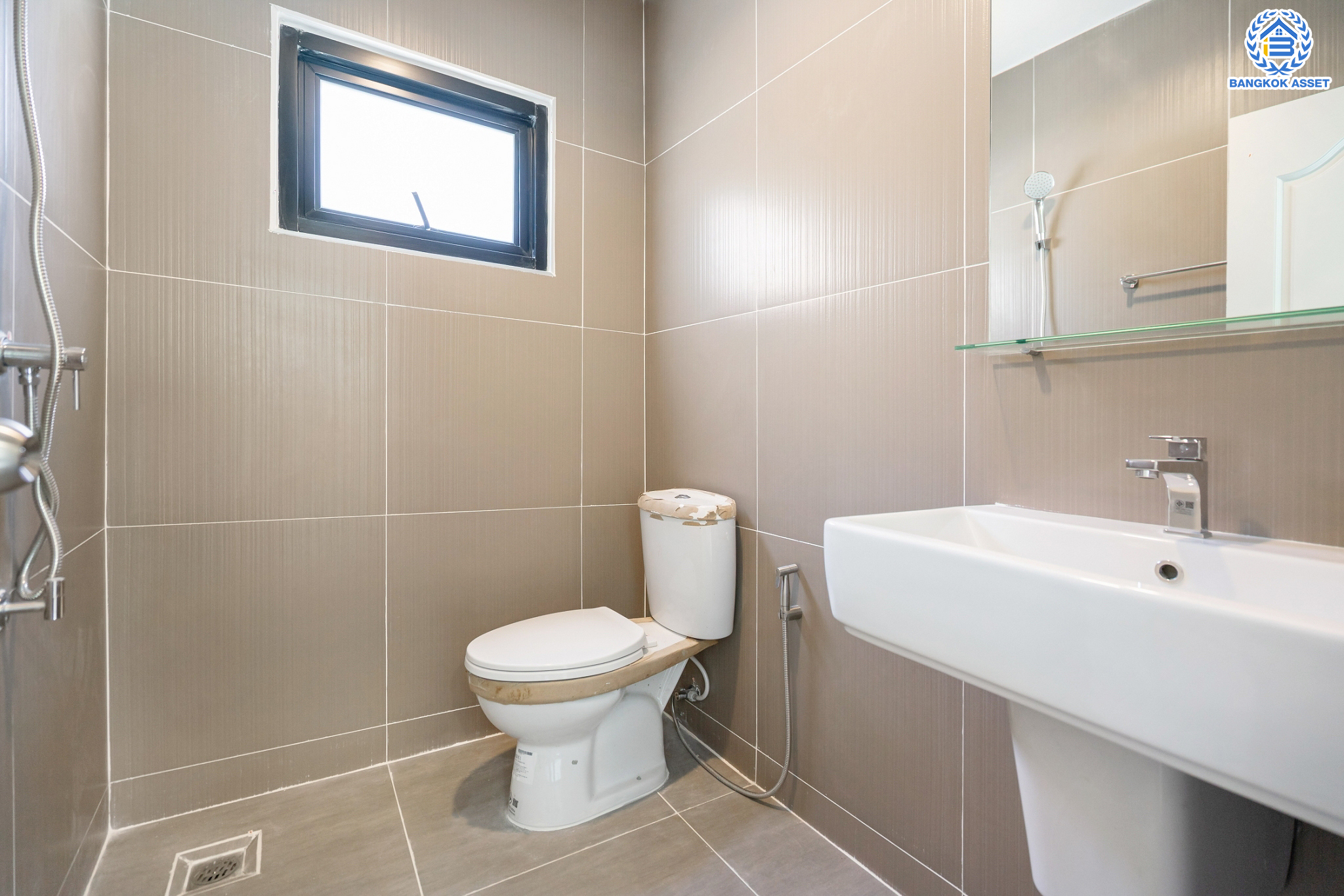 บ้านมือสองตกแต่งใหม่ หลังใหญ่พร้อมเข้าอยู่ ม.เมืองดี พุทธมณฑลสาย 2 เนื้อที่ 63.5 ตร.ว. ฟังก์ชันจัดเต็ม 3 ห้องนอน 2 ห้องน้ำ จอดรถได้ถึง 2 คัน บนทำเลใกล้ทางคู่ขนานลอยฟ้าบรมราชชนนี และเซ็นทรัลปิ่นเกล้า